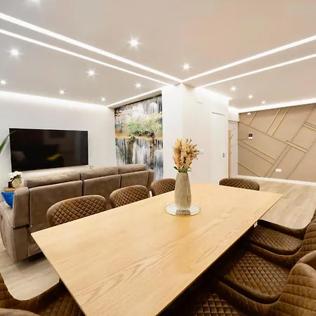 Urban Essences By Collection لوغو